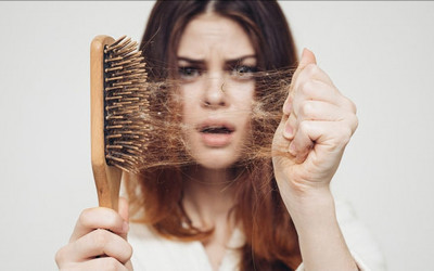 10 motivi per cui perdiamo i capelli